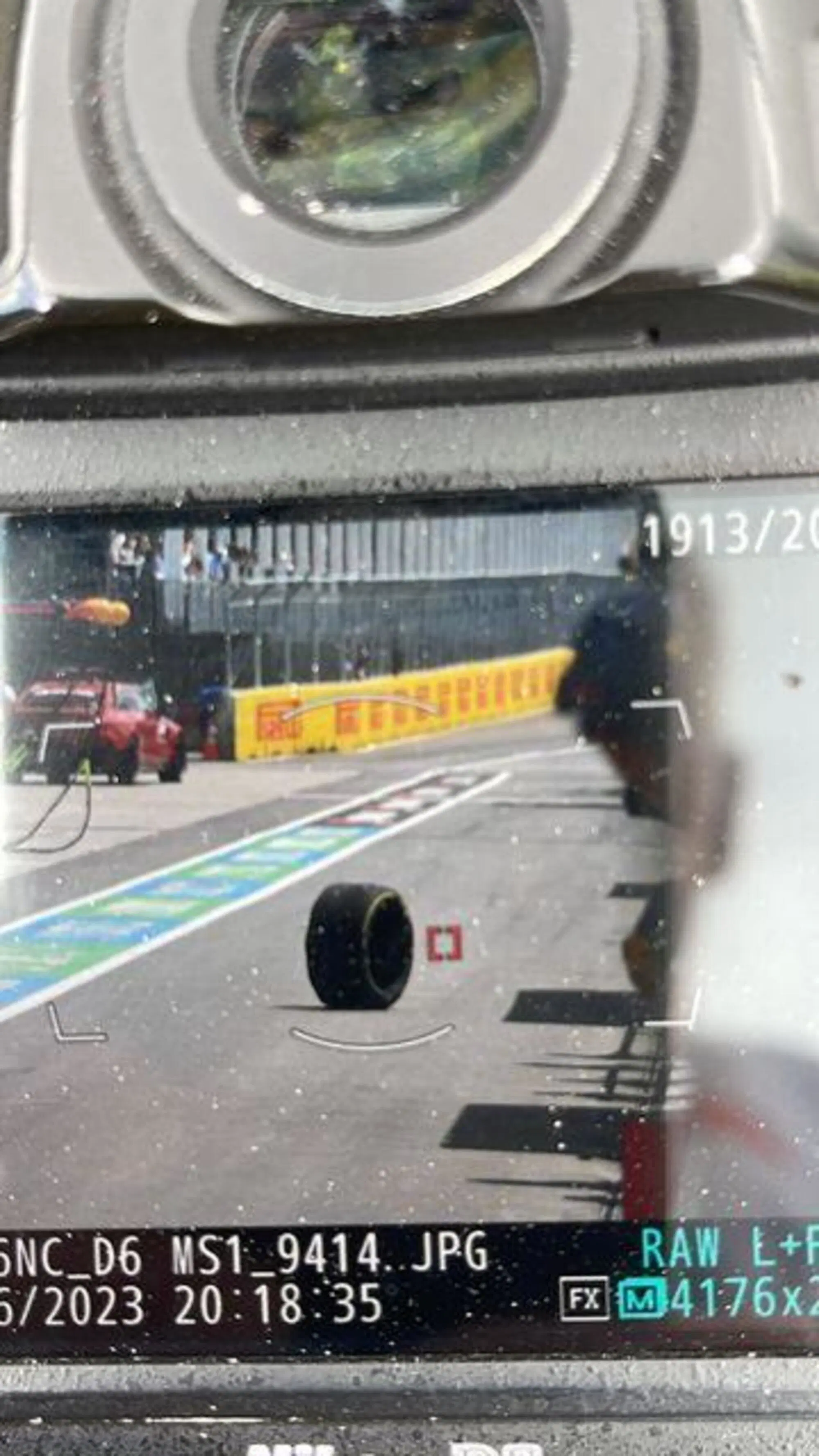 La ruota di Russell "parte" pericolosamente in pit lane