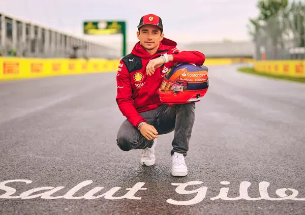 Il casco di Leclerc in onore di Villeneuve in regalo a un ex uomo Ferrari: ecco a chi &egrave; andato e perch&eacute;