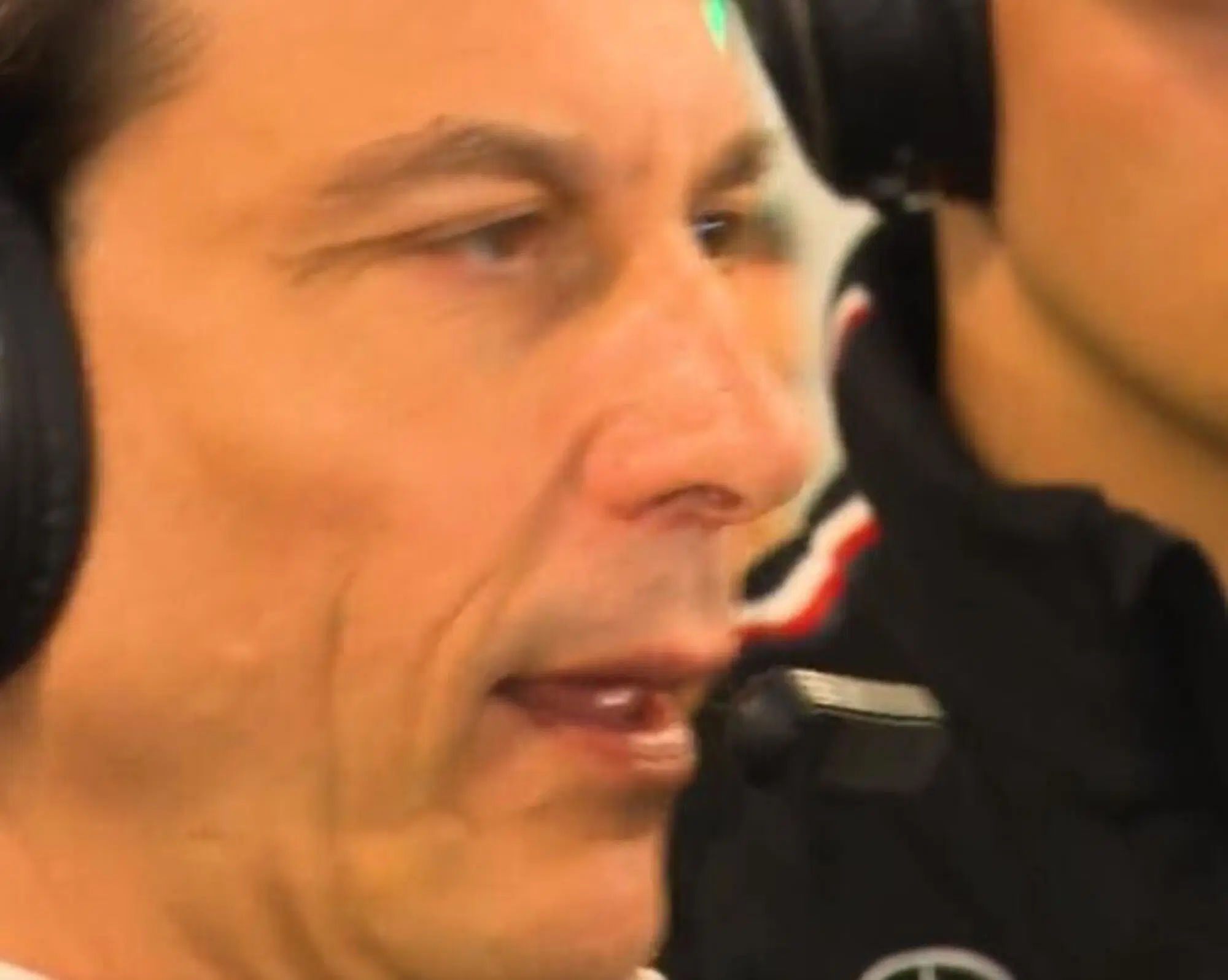 La smorfia di Toto Wolff che "imita" Alonso
