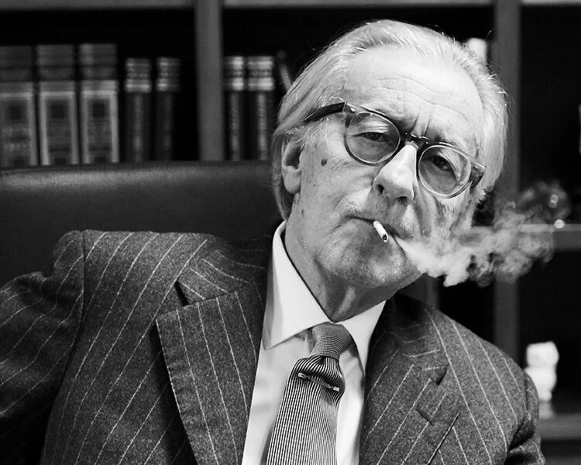 Feltri: "Se a qualcuno d&agrave; fastidio che fumi, non entri"