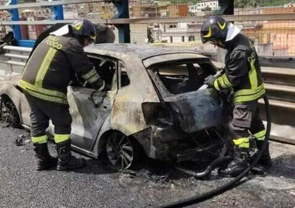 Esplode un'auto ibrida in tangenziale: cos'&egrave; successo a Napoli e cosa non torna 
