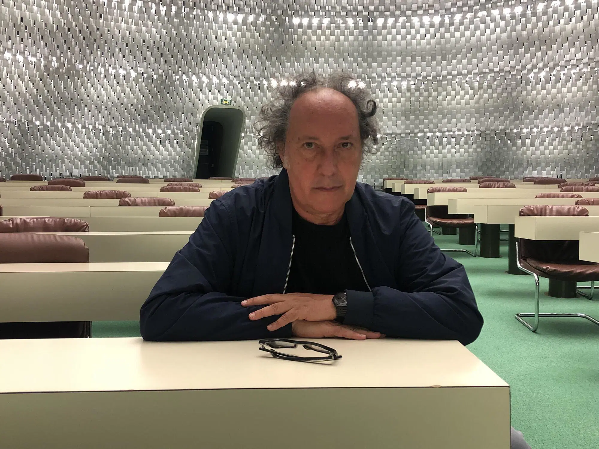 Fulvio Abbate, Parigi, fotografato nella sala della direzione del Partito comunista francese, place du Colonel Fabien, Parigi, opera di Oscar Niemeyer