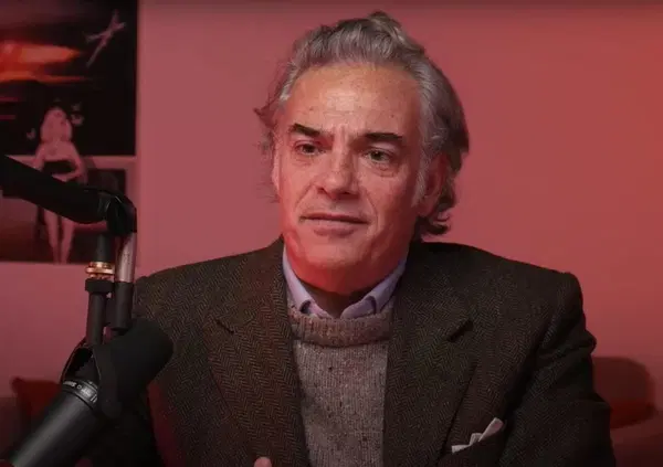 Parodi e l&rsquo;indiano che non vuole lavargli l&rsquo;auto: &ldquo;Abusivo e pure schizzinoso. Poi non lamentarti se resti un barbone...&rdquo; [VIDEO] 