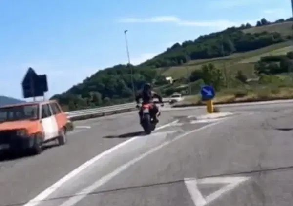 In moto a velocit&agrave; folle in curva e contromano alle rotonde: i video dalla Valtrebbia che indignano