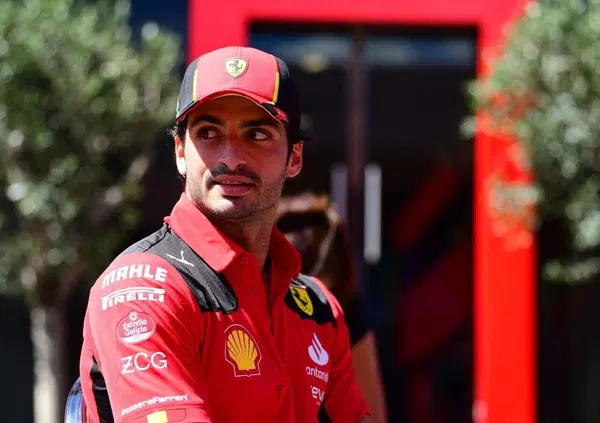 Il miglior Carlos Sainz dell'anno fa i conti con quello che ancora manca a questa Ferrari
