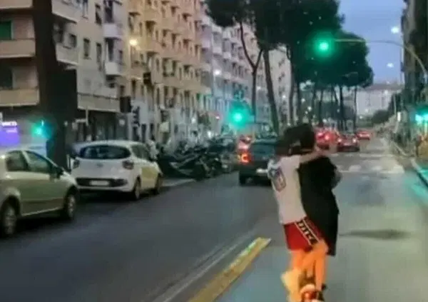 In quattro su un monopattino a Roma, in due a Milano (e una ragazza all'ospedale). Tutto ok? [VIDEO]