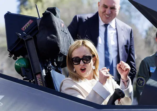 Giorgia Meloni patriottismo che passione: d'ora in poi il museo dell'Aviazione militare di Bracciano sar&agrave; a pagamento