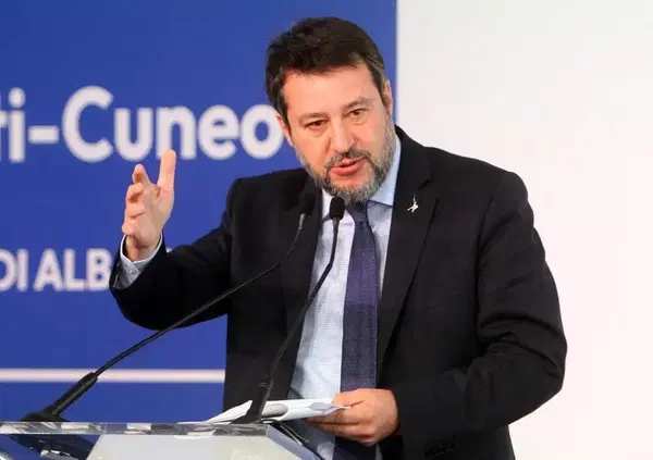 I motociclisti aiutano l'anziana ad attraversare e Salvini condivide il video: &ldquo;Dovrebbe essere normale&rdquo; [VIDEO]
