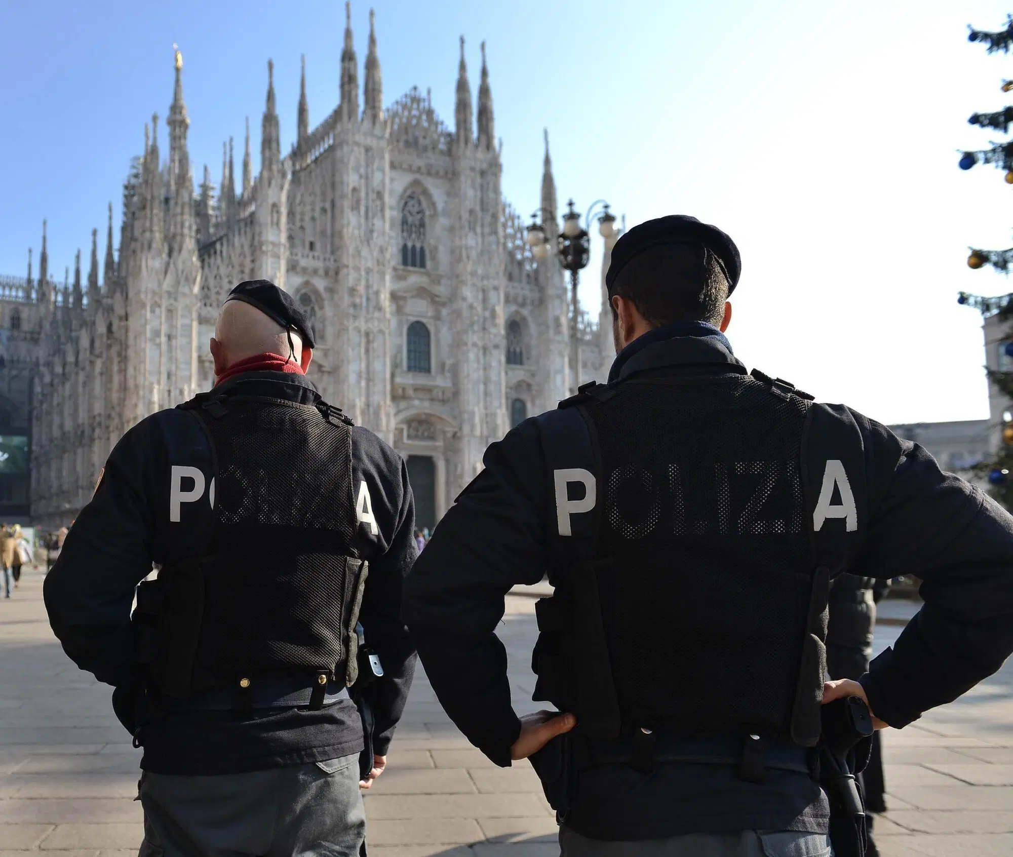 Forze dell'ordine presidiano piazza Duomo a Milano