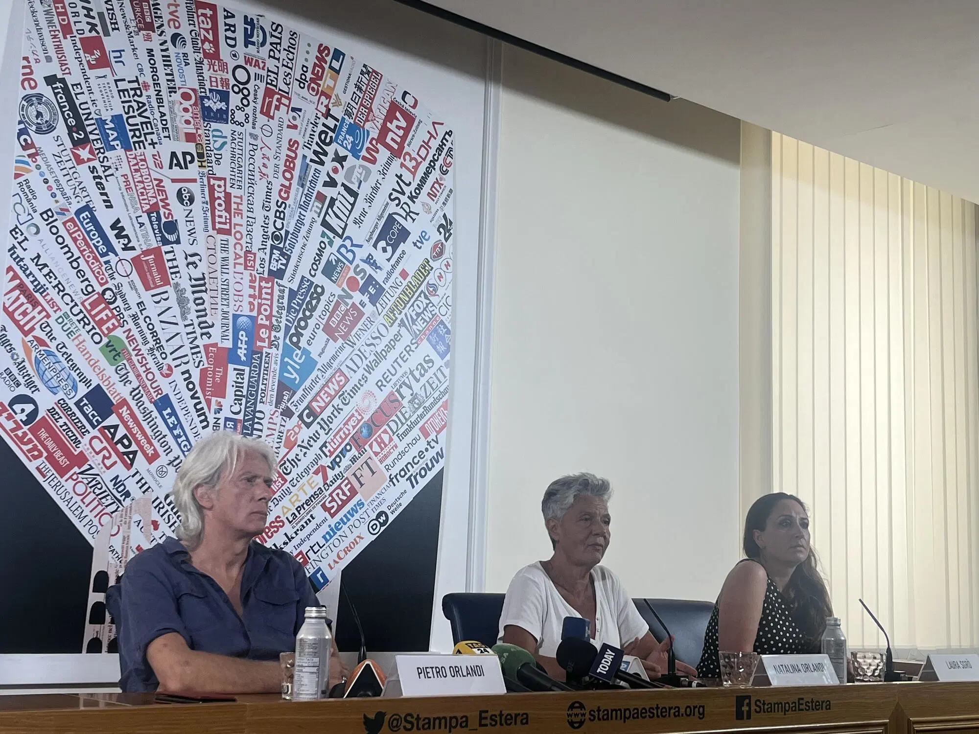 Pietro e Natalina Orlandi insieme all'avvocatessa Laura Sgr&ograve; alla conferenza stampa presso l'Associazione della stampa estera