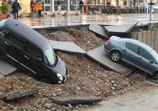 Il maltempo devasta le zone gi&agrave; colpite dall'alluvione: molte anche le auto danneggiate [VIDEO]