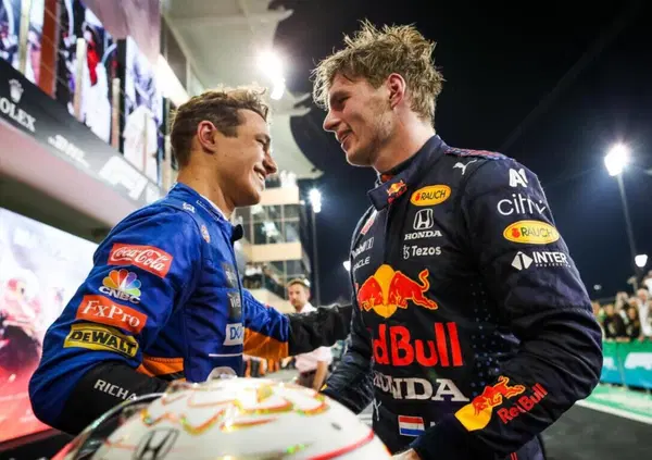 Lando Norris festeggia sul podio e rompe il trofeo di Max Verstappen all'Hungaroring 