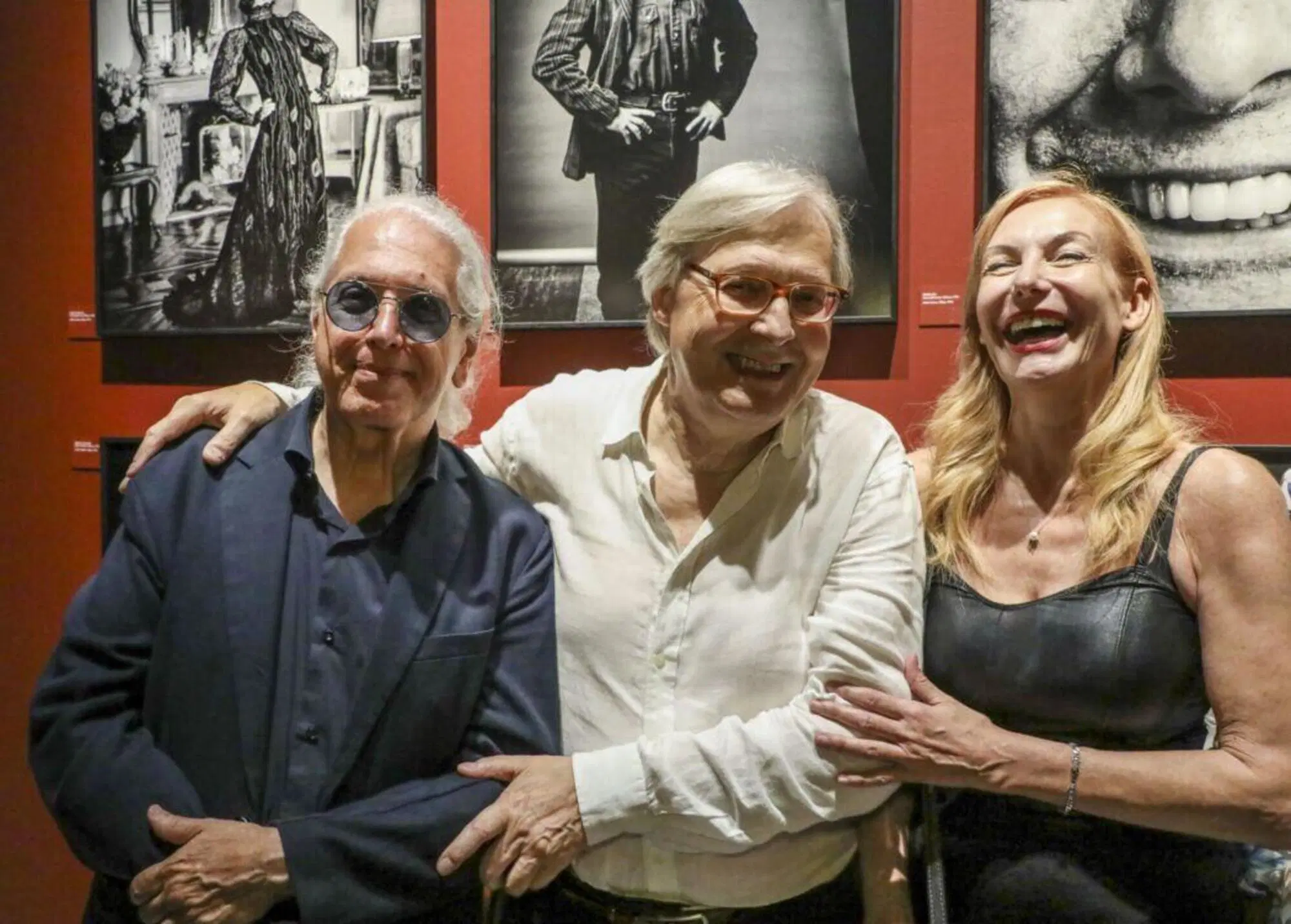 Guido Harari con il critico Vittorio Sgarbi e l'attrice e cantante Ute Lemper