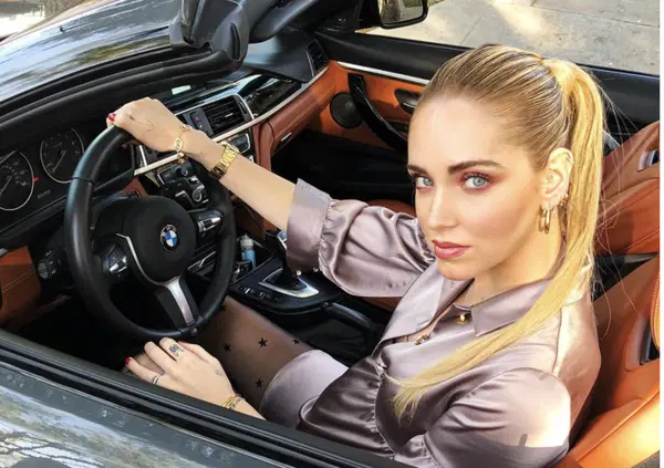 Chiara Ferragni fa pubblicit&agrave; a un&rsquo;auto elettrica, ma gli utenti la interrogano: &ldquo;Sai anche dove e come vengono smaltite le batterie?&rdquo;