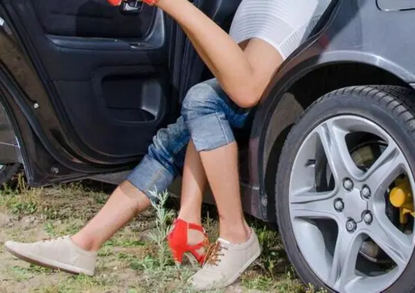 Sesso sulla portiera di un&rsquo;auto in mezzo ai passanti: "Indecente, ma &egrave; ancora pi&ugrave; squallido chi&hellip;"