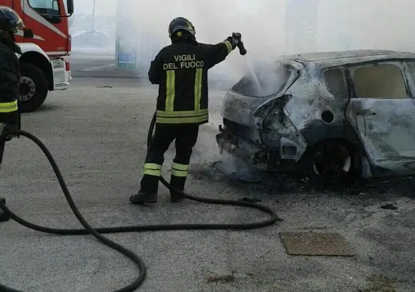Un'auto elettrica prende fuoco: trovato carbonizzato il corpo di un disabile