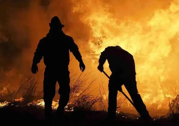 La Sicilia come Alcatraz. Tra le fiamme senz&rsquo;acqua e luce e con gli aeroporti bloccati: &egrave; diventata un'isola dalla quale &egrave; impossibile evadere