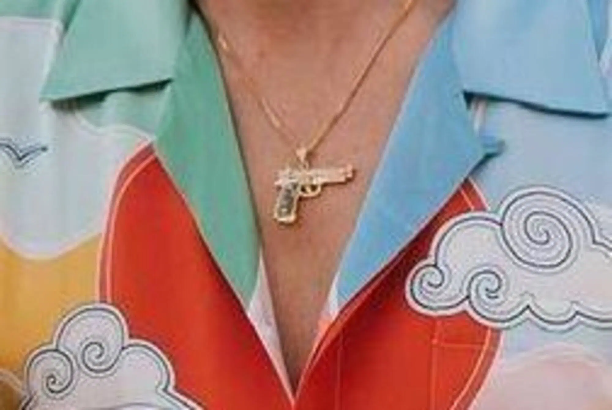 Nel dettaglio, la collanina con il ciondolo a forma di pistola "Beretta" di Carlo Gussalli Beretta