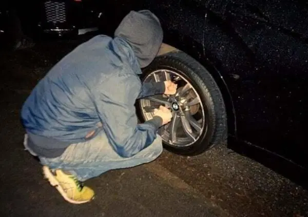 Tornano i blitz degli ambientalisti, sgonfiate le gomme di 70 Suv: "Non ce l&rsquo;abbiamo con te, ma con la tua auto&rdquo;