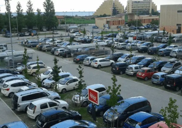 Si pu&ograve; morire accoltellati per una gomma da cambiare? L'assurda tragedia vicino a Napoli