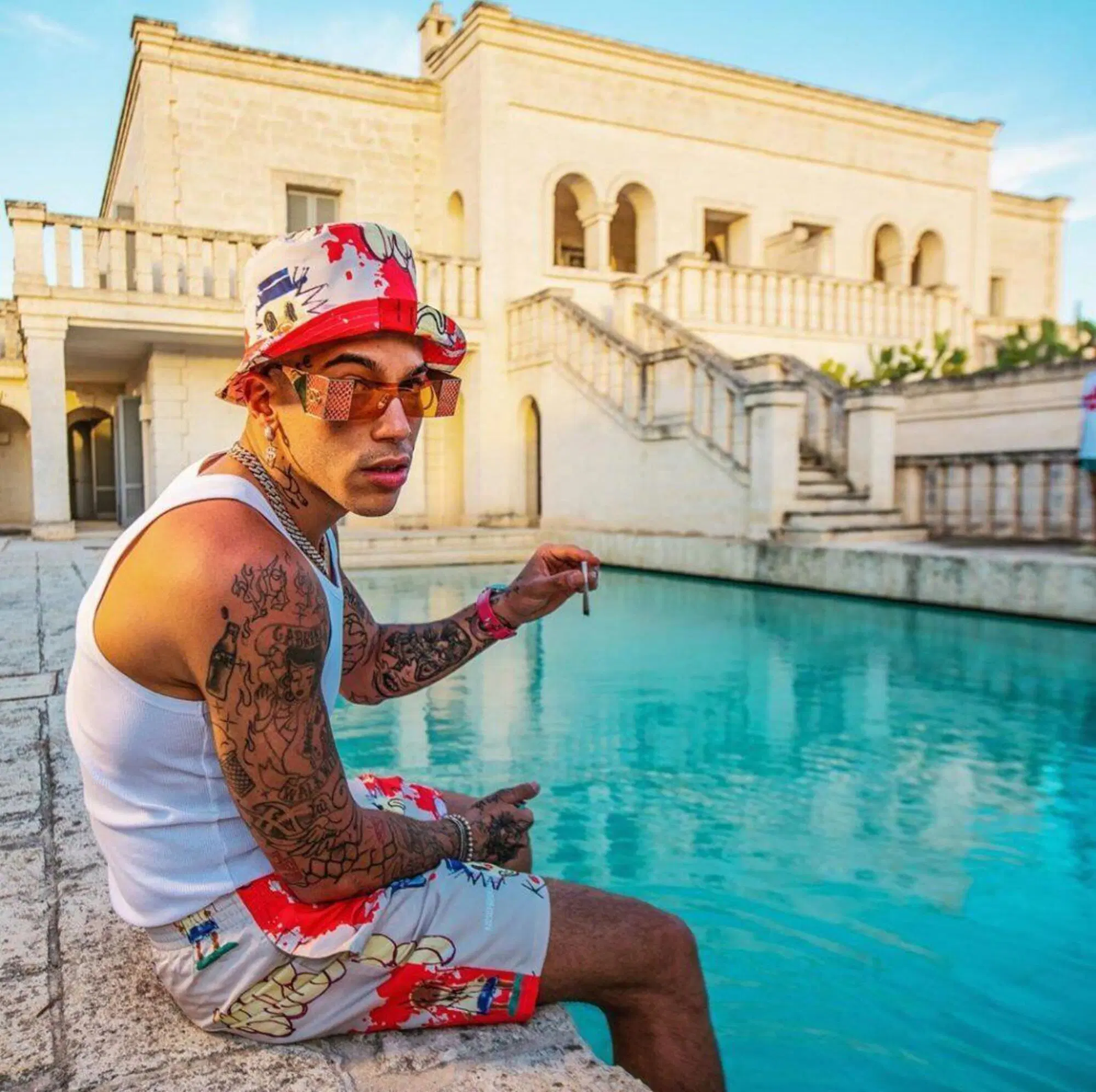 Sfera Ebbasta villa piscina