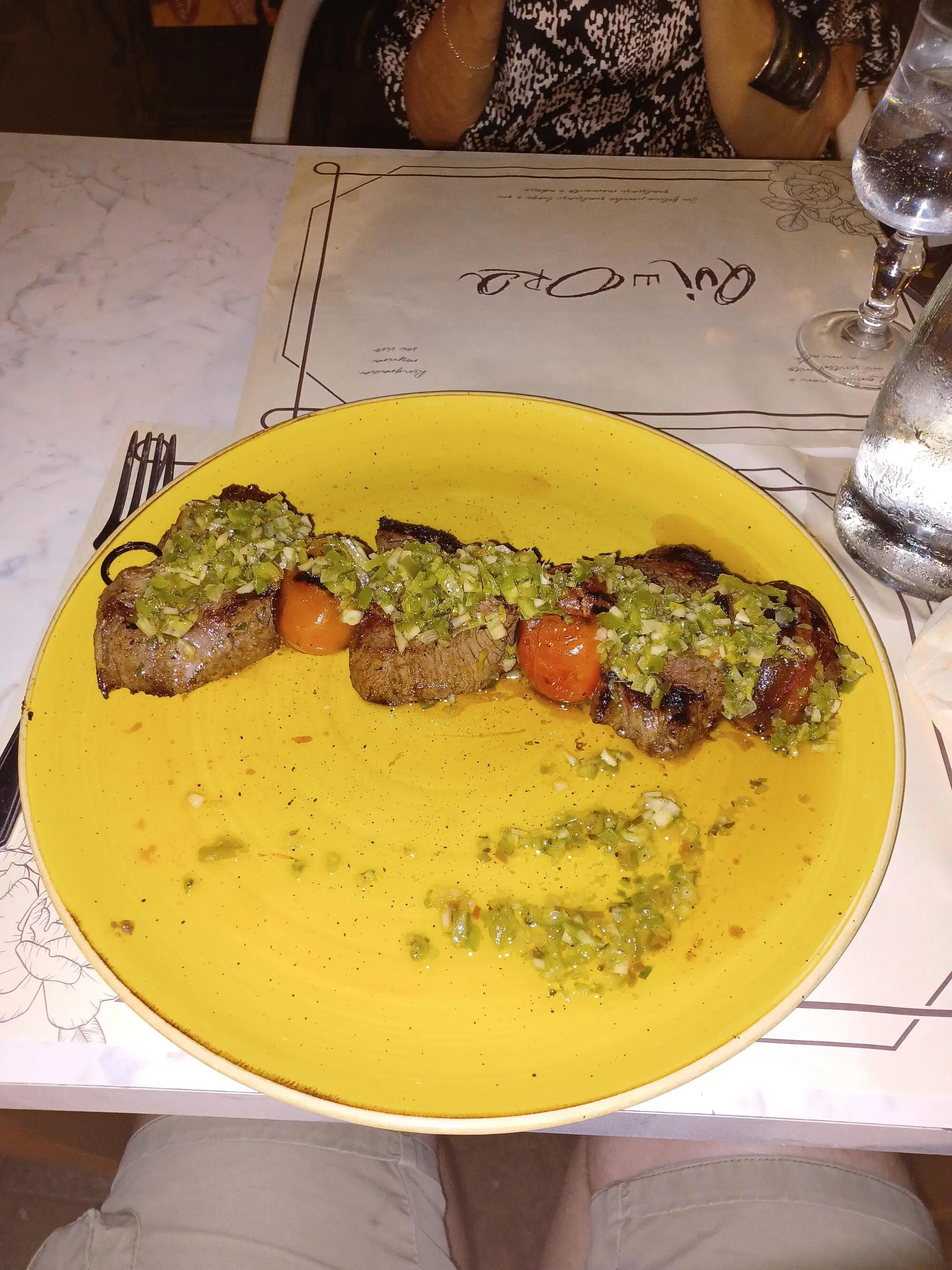 Lo spiedo di Angus americano con salsa ai cetriolini al ristorante di Vincent Candela Qui e ora