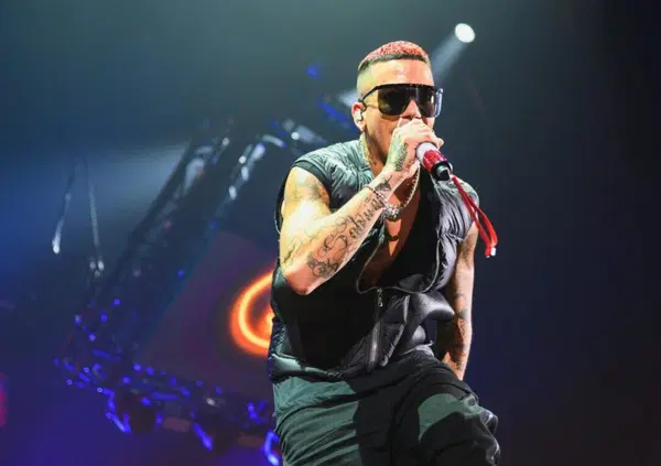 Sfera Ebbasta sa cantare benissimo. S&igrave;, come un cane