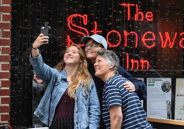 Quando il gay era "l'oppio del popolo". La storia dei primi bar Lgbtq+ nelle "notti selvagge che profumano di popper e sperma"