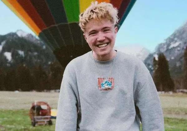 Gli altri litigano? Alfa gode: ecco come, senza major e feat, ha sfornato un pezzo da Disco di Platino