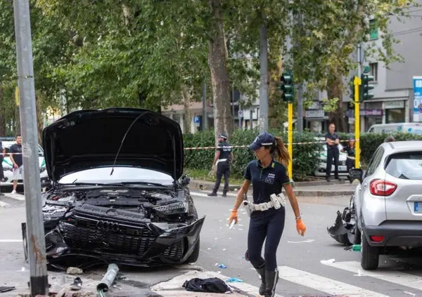 Schianto tra auto a Milano: 18enne a piedi travolto e schiacciato contro palo. Malore per i genitori