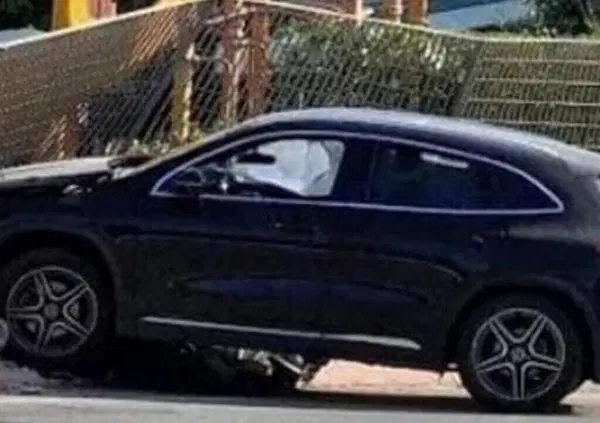 Ruba il Suv del &ldquo;papi&rdquo; e si schianta contro un albergo. Il quattordicenne era in diretta su Instagram