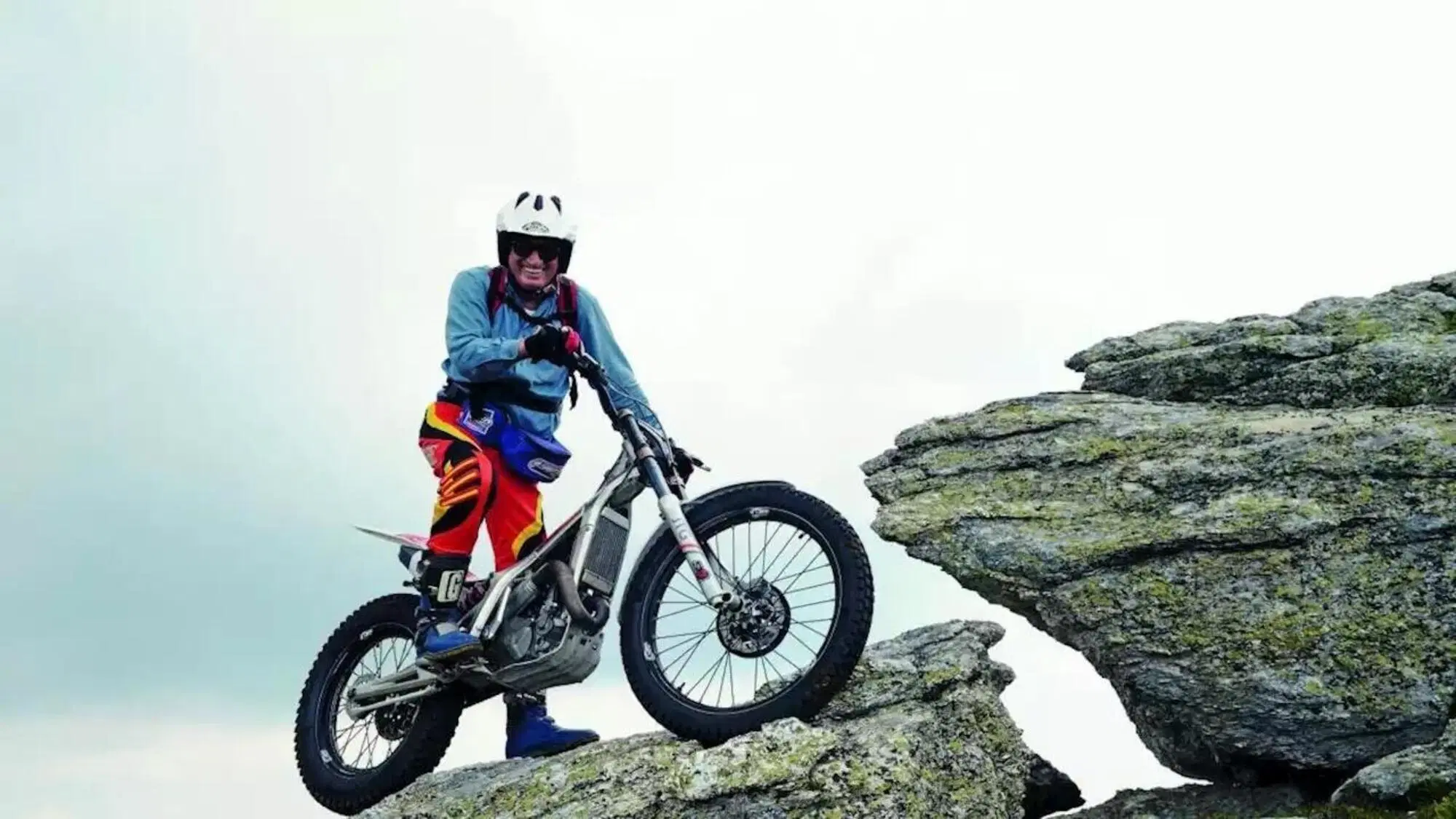 Giorgetto Giugiaro sulla sua moto da trial