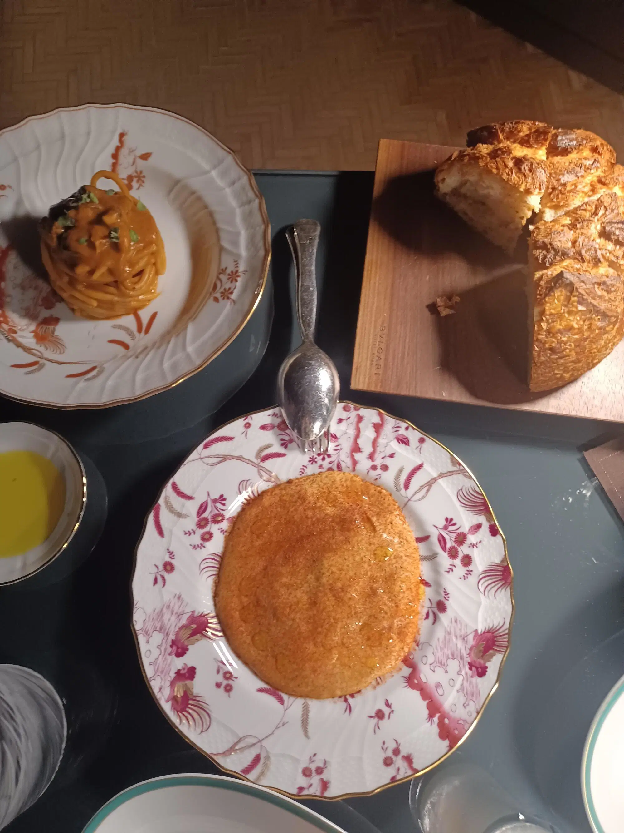 Vitello Tonnato con polvere di capperi e pomodoro all'Hotel Bulgari di Roma dello chef Niko Romito