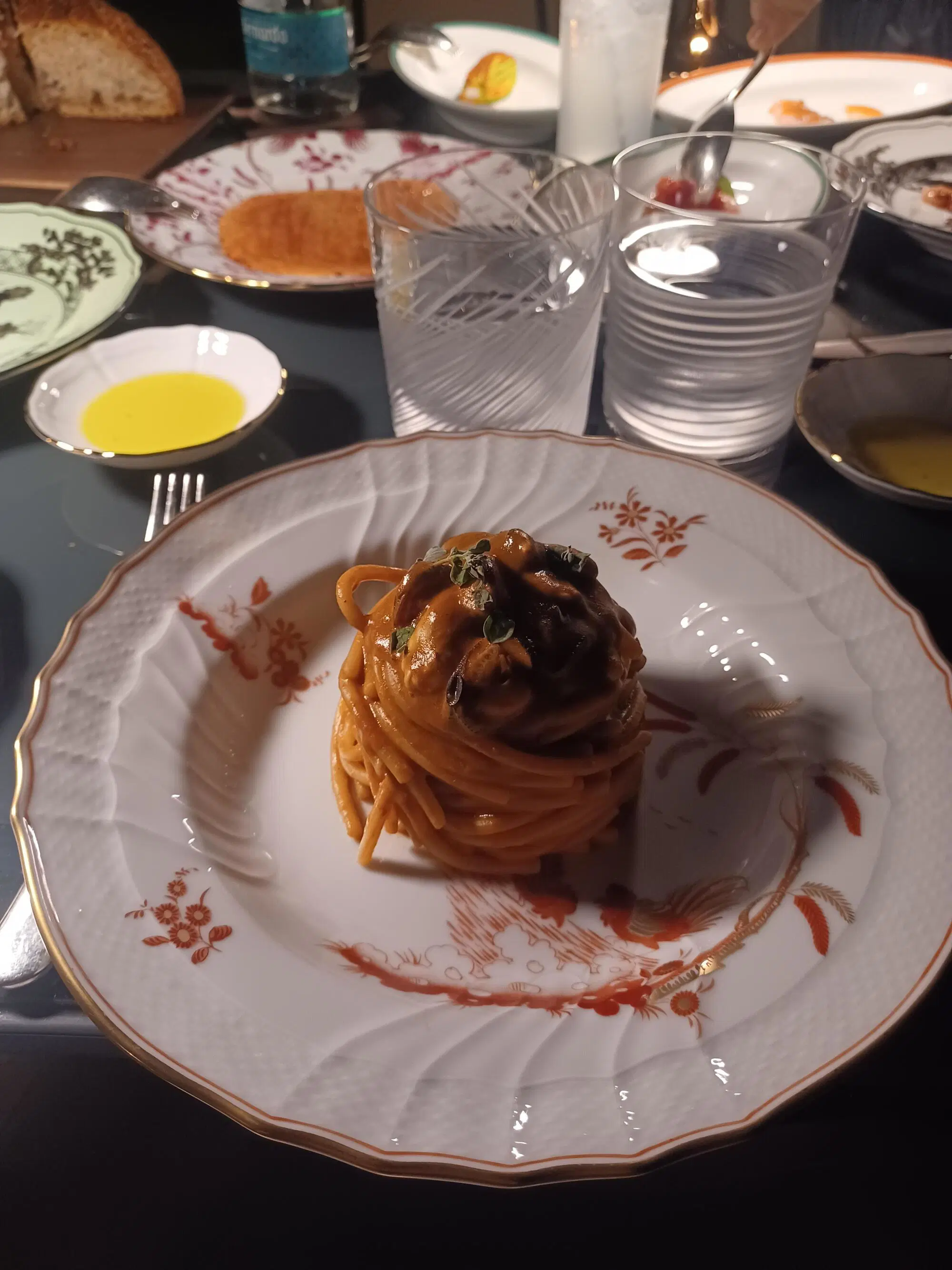 Spaghettone alle cozze, pompelmo bruciato e maggiorana all'Hotel Bulgari di Roma dello chef Niko Romito