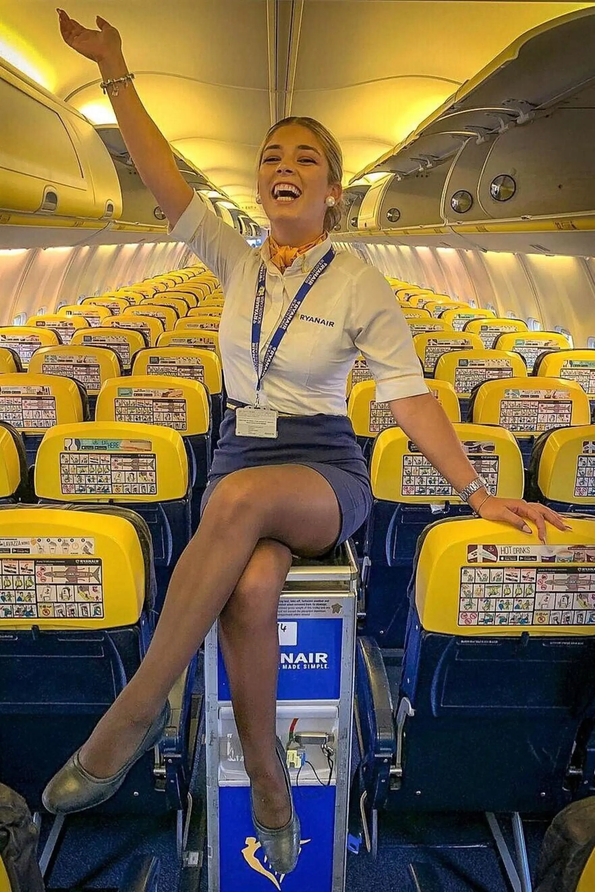 Una stewardess di Ryanair: la compagnia irlandese minaccia di lasciare (almeno in parte) l'Italia