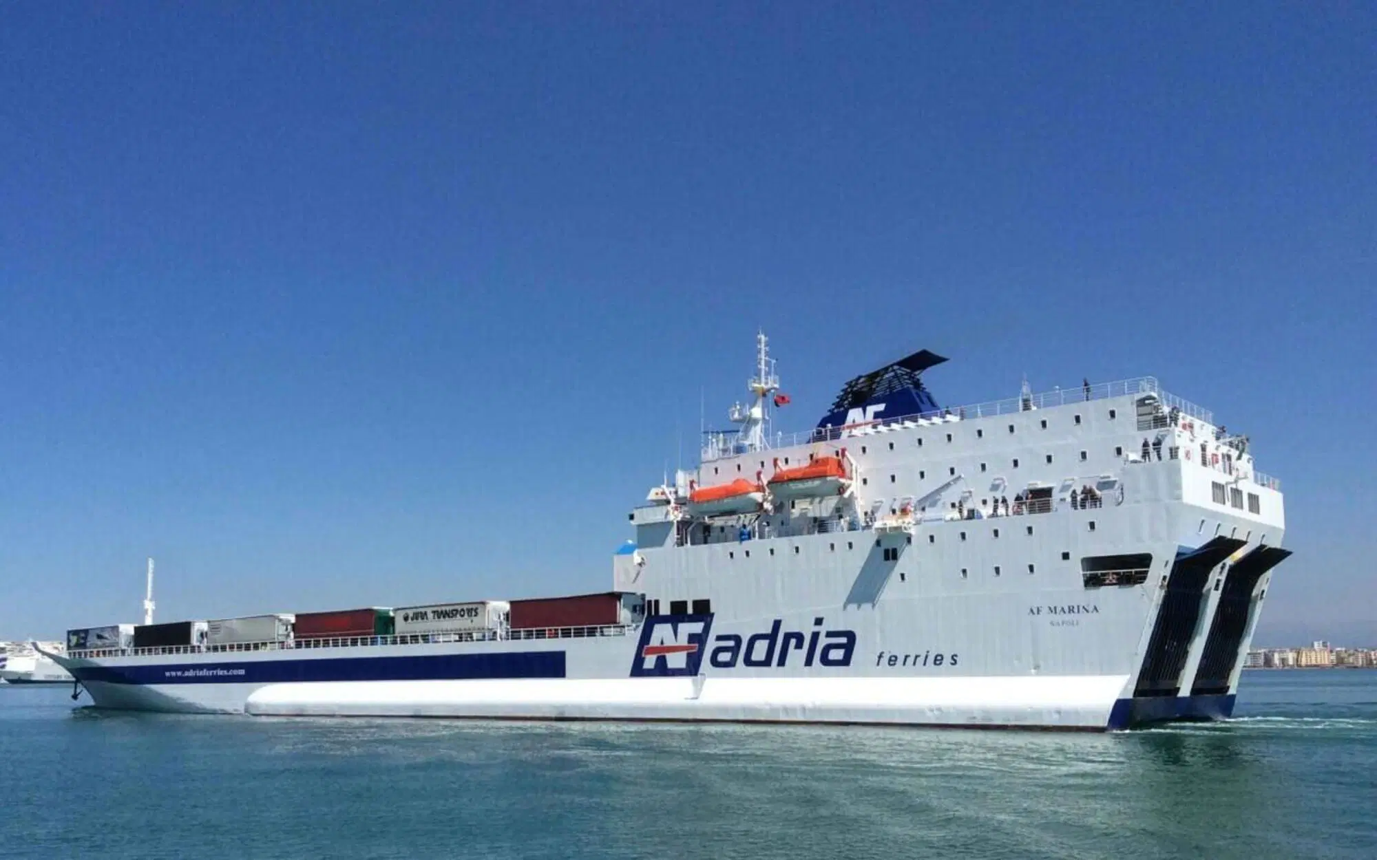 Il traghetto Af Marina per l'Albania