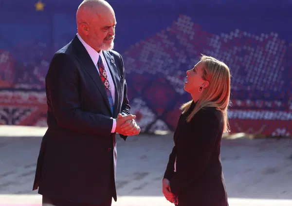 Giorgia Meloni in Albania, c'eravamo anche noi: tra Tirana (che stupisce) e un bagno a Durazzo con sorpresa di Airbnb 