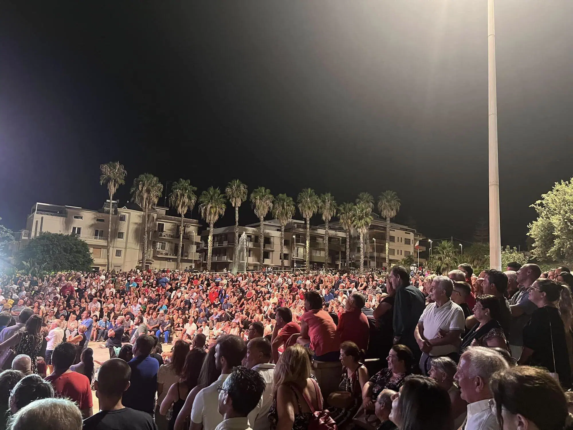 La folla in attesa di Skin alla Sagra dell'Arancino di Rosolini