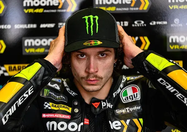 Marco Bezzecchi, record del circuito e parcheggio davanti a Valentino Rossi: "Non vi dico cosa gli ho chiesto, perch&eacute;..." [VIDEO]
