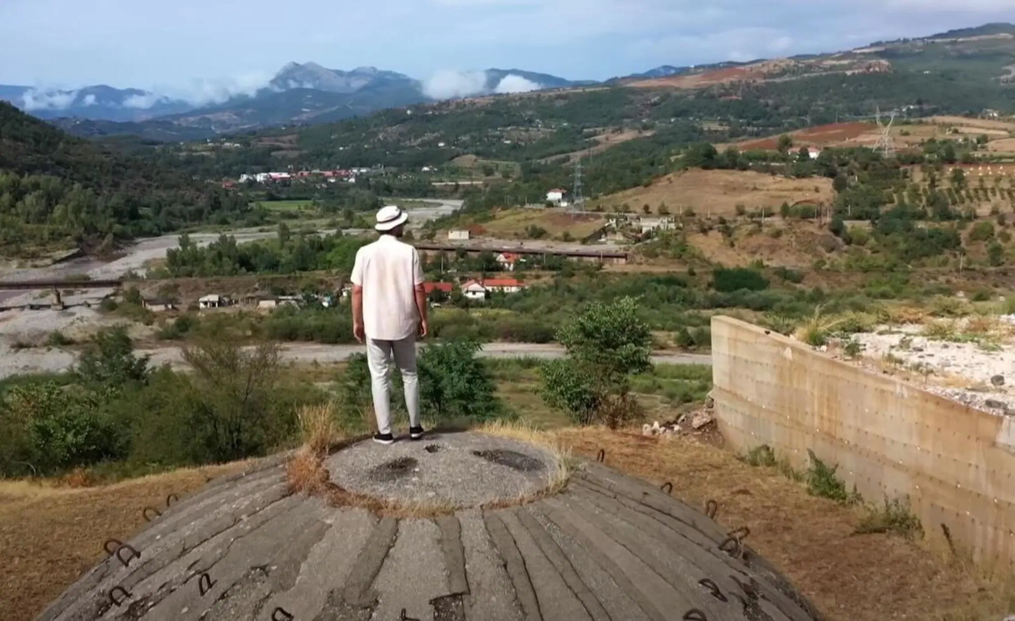 Uno dei tanti bunker "decontestualizzati" in Albania