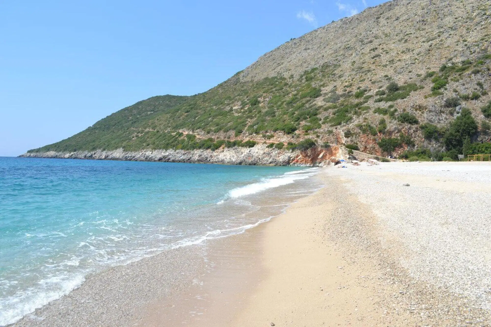 Una spiaggia dell'isola di Sazan in Albania