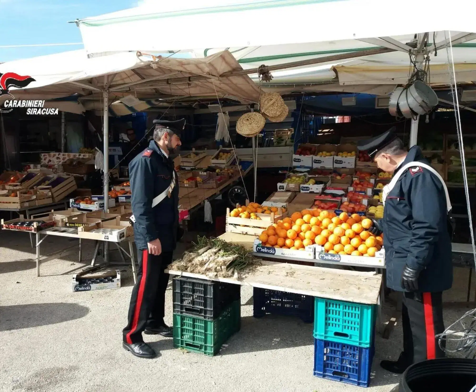 Un chiosco di frutta abusivo in una zona di vacanza