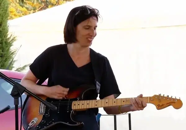 Elly Schlein chitarrista e performer (purtroppo) senza imbarazzo entra nella storia: dell'adolescenza eterna. Altro che salario minimo e granchio blu della Meloni&hellip; [VIDEO]