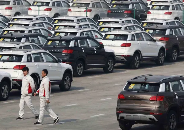 La bolla dell'elettrico &egrave; scoppiata: ecco i &ldquo;cimiteri green&rdquo; delle auto abbandonate 