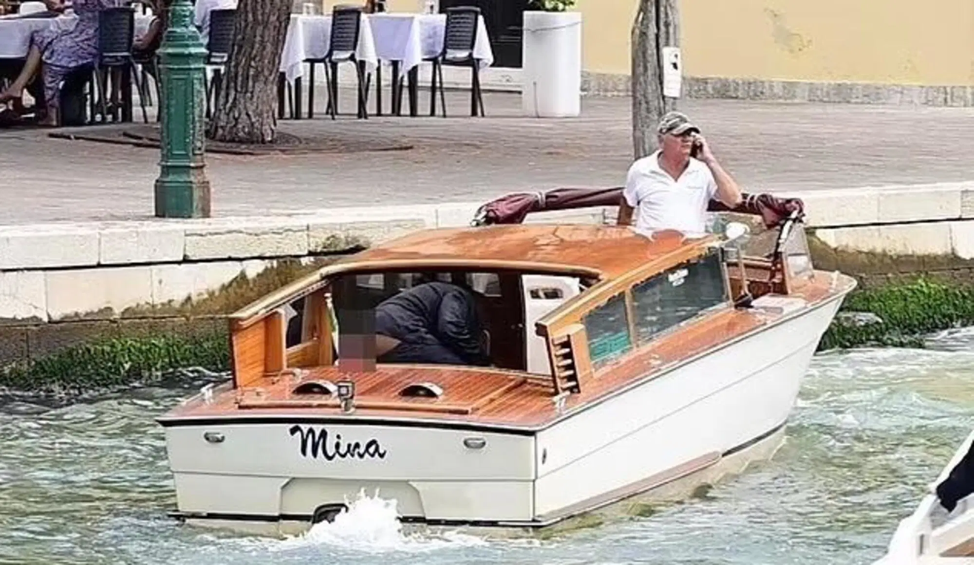 Il "malfunzionamento" del vestiario di Kanye West sul taxi a Venezia