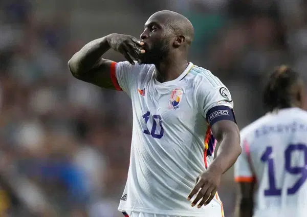 Tifosi-vandali a Ciampino: auto distrutte per vedere l'arrivo di Lukaku [VIDEO]