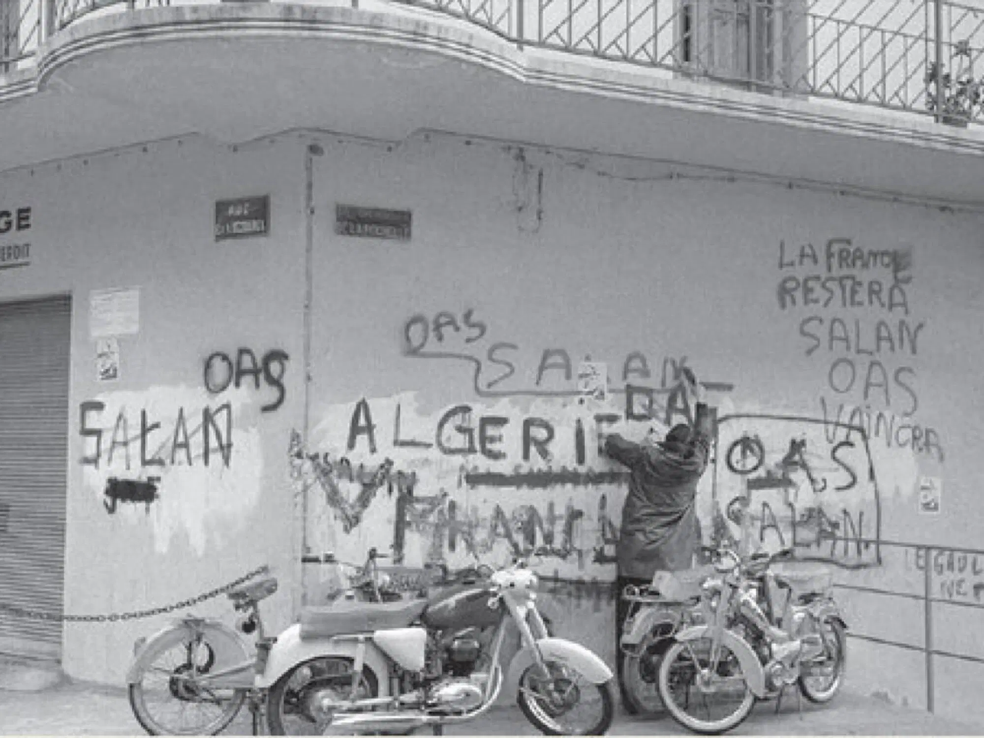 Le scritte dell'Oas sul muro