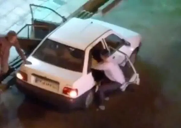 Trascinata fuori dall'auto e picchiata perch&eacute; non indossa l&rsquo;hijab: incredibile la sua reazione [VIDEO]