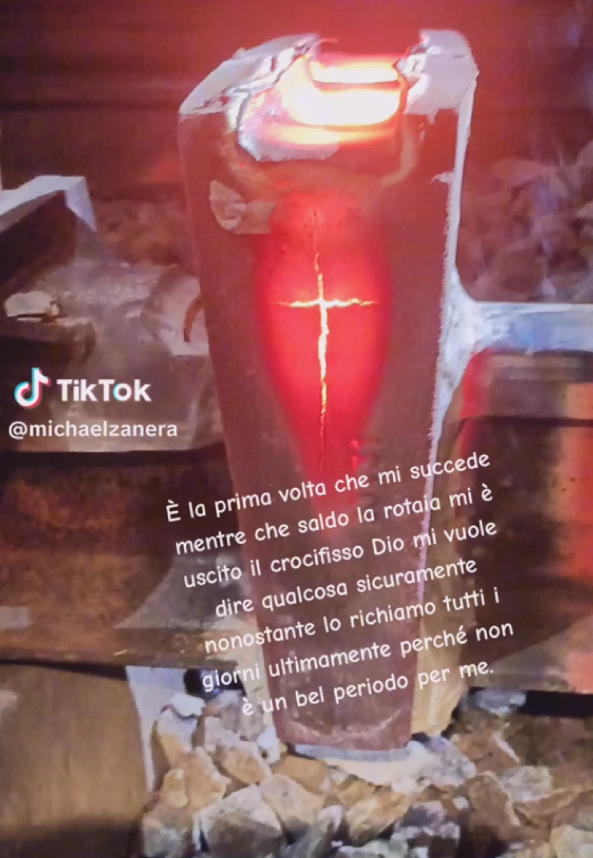 La croce fotografata sull'acciaio da Michael