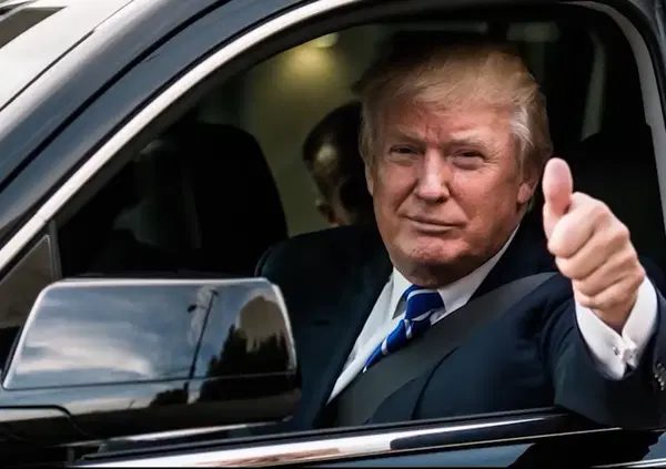 Trump contro le auto elettriche: "Votatemi e metter&ograve; fine a questa follia immediatamente"